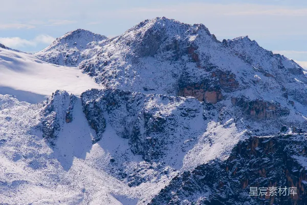 高清摄影 一座覆盖着白雪的山峰在蓝天之下