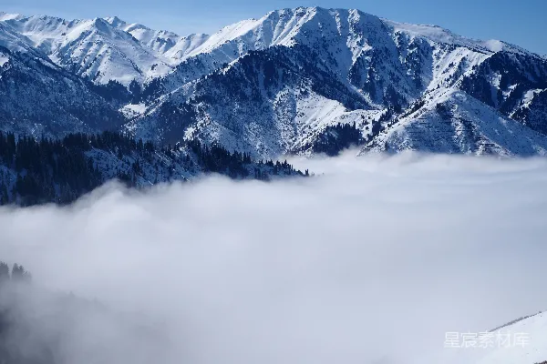 高清摄影 一座被雪覆盖的山脉的景色