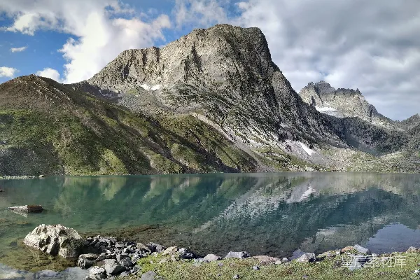 高清摄影 在白天岩石山附近的水域