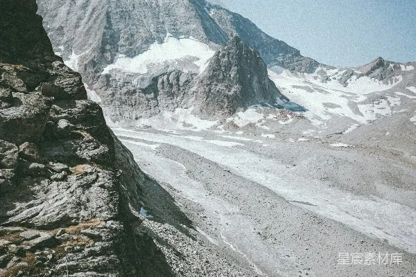 高清摄影 白天覆盖着积雪的山峰