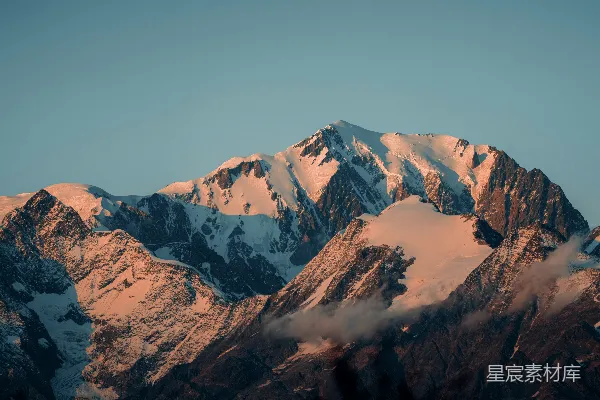 高清摄影 被温暖的夕阳照耀的雪山