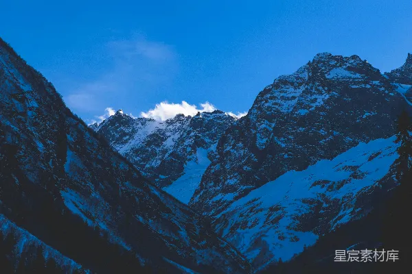 高清摄影 晴朗的蓝天下的雪山峰
