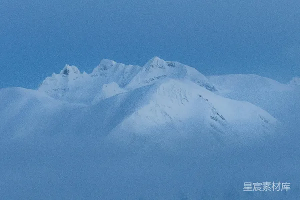 高清摄影 一座覆盖着积雪的山