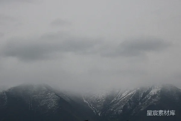 高清摄影 一座覆盖着雪的山脉远景