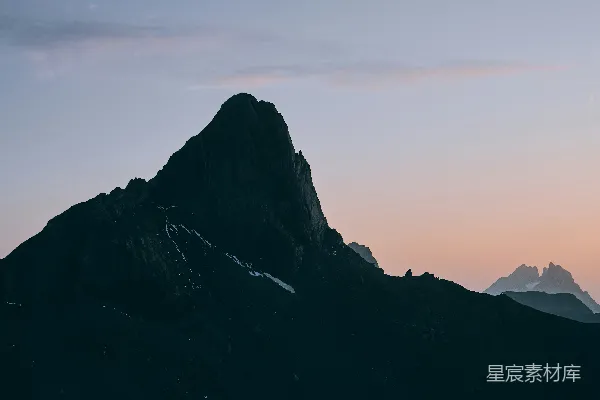高清摄影 白天的灰色山