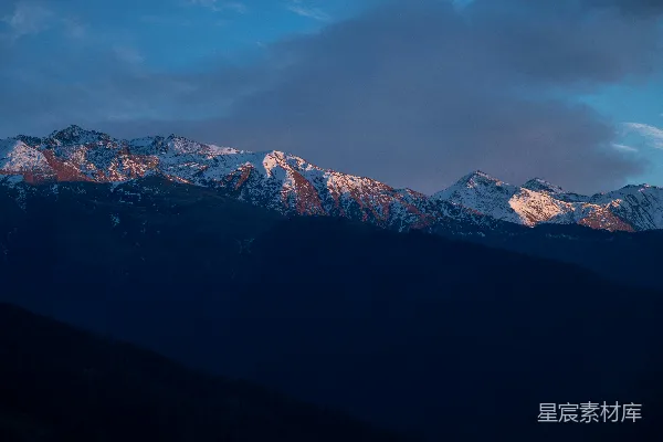 高清摄影 被金色余晖照亮的雪山。