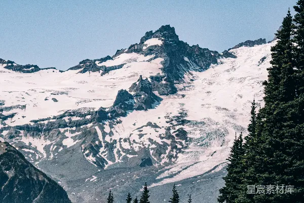 高清摄影 白天覆盖着雪的山峰