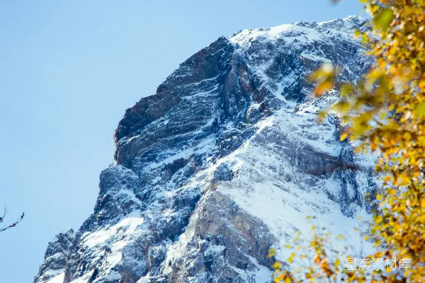 高清摄影 白天被雪覆盖的山峰
