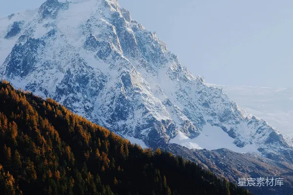 高清摄影 白天覆盖着积雪的山