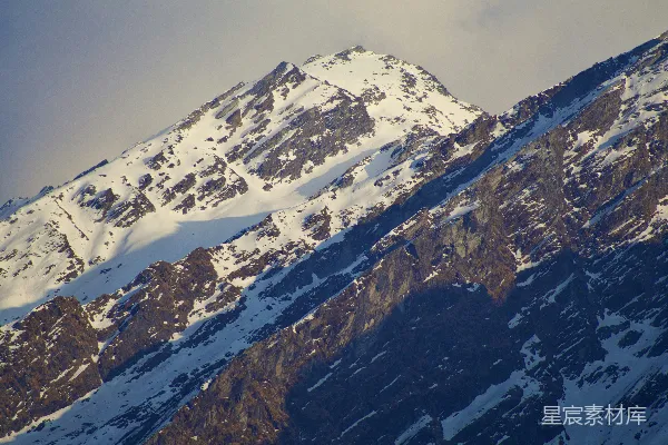高清摄影 云层下的积雪覆盖的山峰
