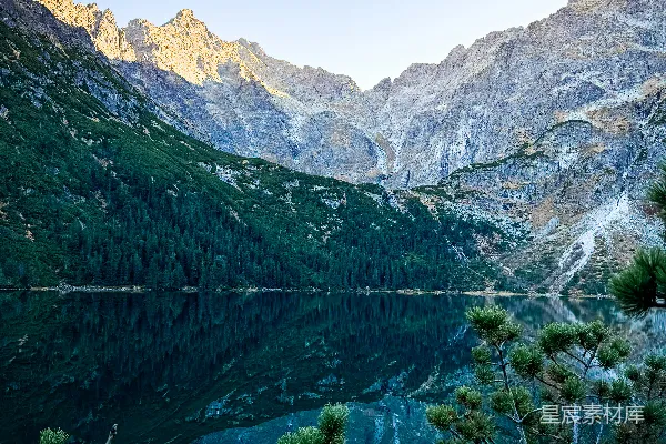 高清摄影 一座被树木环绕的山间湖泊的景色
