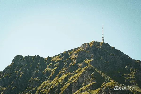 高清摄影 一座高耸的山峰，山顶上有一个无线电台塔。