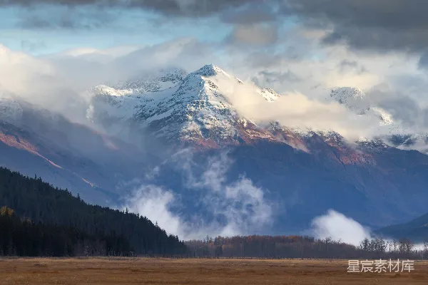 高清摄影 白雪覆盖的山峰从云层中显现
