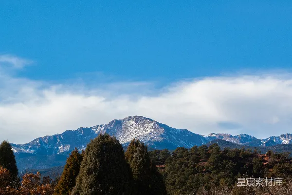 高清摄影 白天，蓝天下的山间绿树