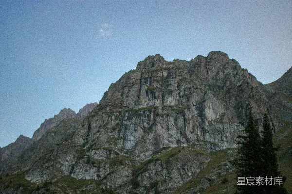 高清摄影 一座岩石山上的树木