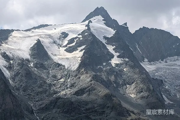 高清摄影 云层覆盖下白雪覆盖的山峰
