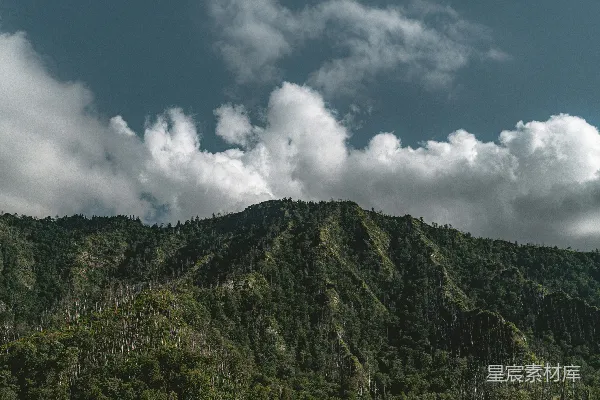 高清摄影 蓝天白云下的青山