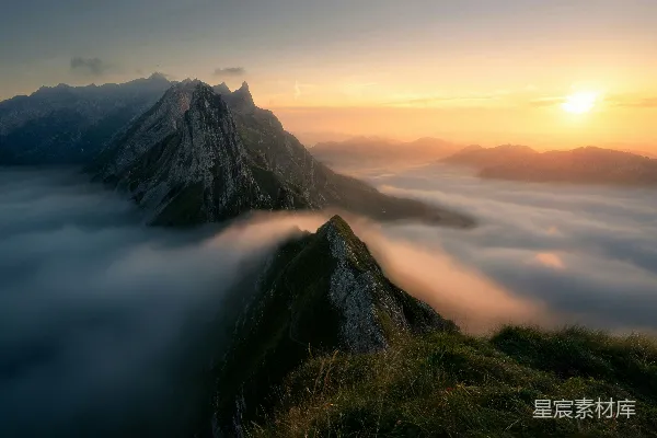 高清摄影 晨曦中云雾中露出的山脊