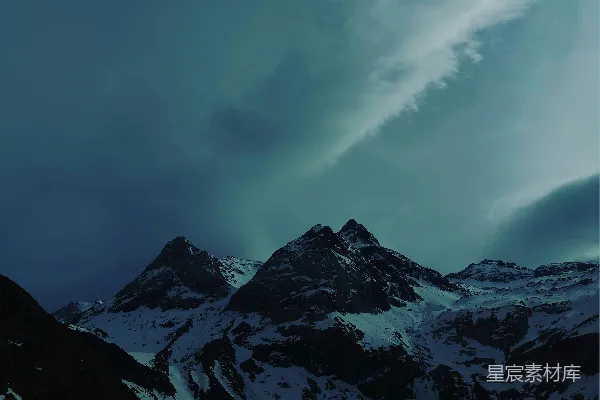 高清摄影 连绵的雪山在阴云密布的天空下