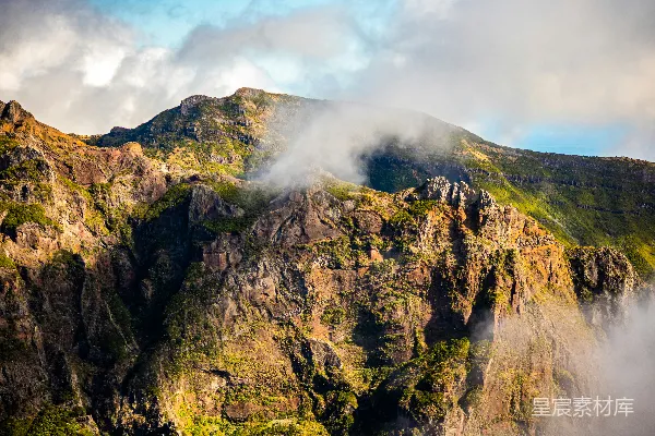 高清摄影 一座有瀑布的山