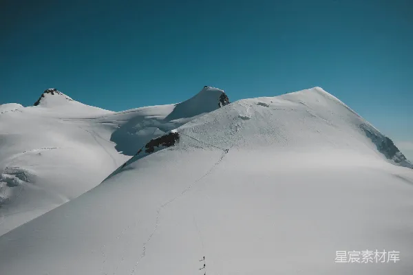 高清摄影 白天，蓝天映衬下覆盖着白雪的山峰