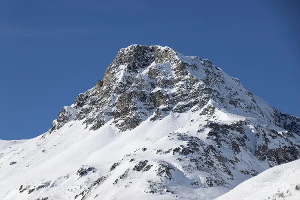 高清摄影 白雪覆盖的山峰映衬在清澈的蓝天之下