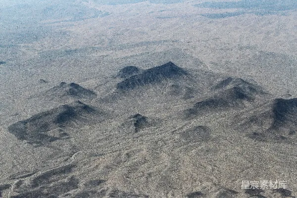 高清摄影 蓝天下的灰白山景
