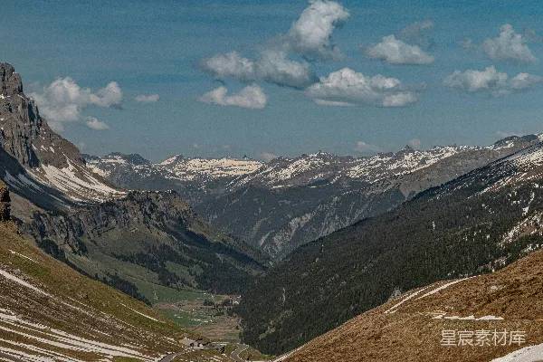 高清摄影 雪覆的群山和山谷在蓝天之下。