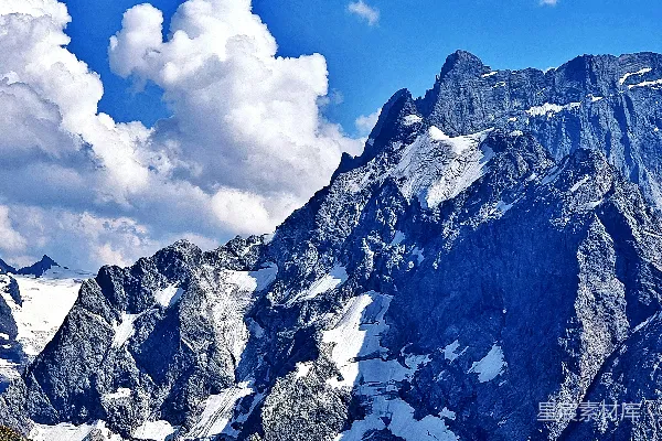 高清摄影 蓝天下的壮丽雪山。