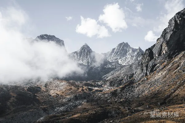 高清摄影 崎岖的山地景观，云雾缭绕，岩石斜坡。