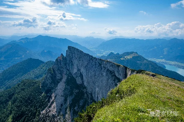 高清摄影 崎岖的山峰，青翠的山丘和蓝天