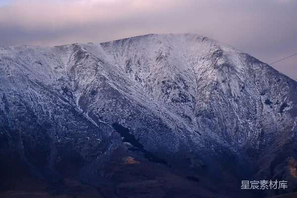 高清摄影 一座巍峨的雪山在云层下。