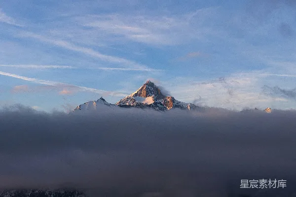 高清摄影 白雪覆盖的山峰从云层中浮现而出