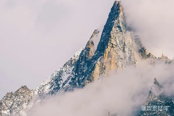 高清摄影 一座被冰雪和云雾覆盖的高大山脉
