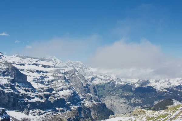 高清摄影 巍峨的雪山在明亮的蓝天之下。