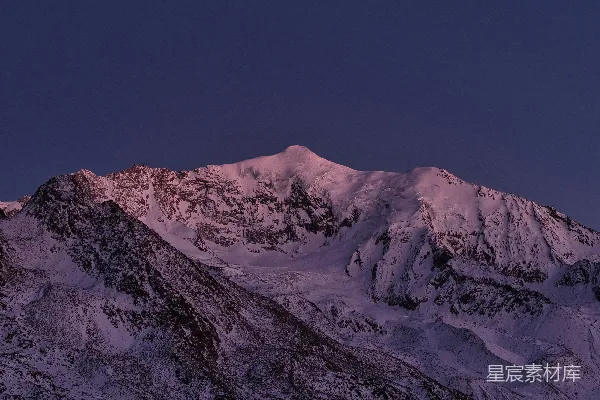 高清摄影 黄昏时分被雪覆盖的山峰