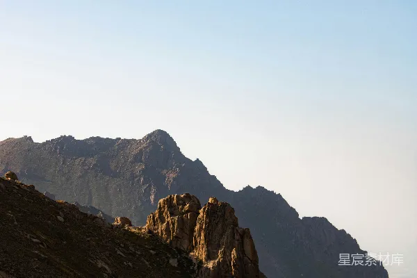 高清摄影 一座岩石山和蓝天