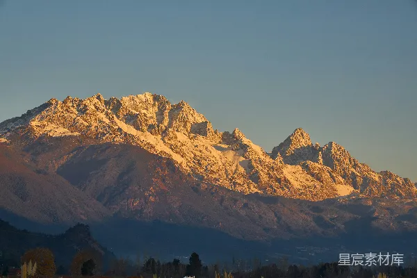高清摄影 被金色夕阳照亮的雪山