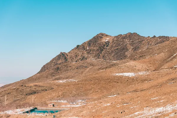 高清摄影 一群人在雪覆盖的山顶上站着。