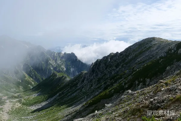 高清摄影 山脉远景，低垂的云层