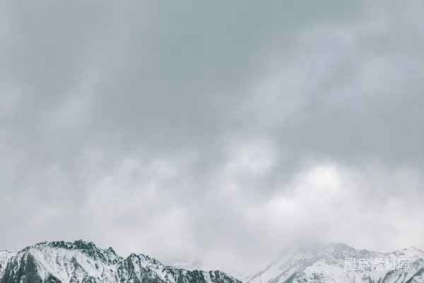 高清摄影 白天覆盖着积雪的山峰