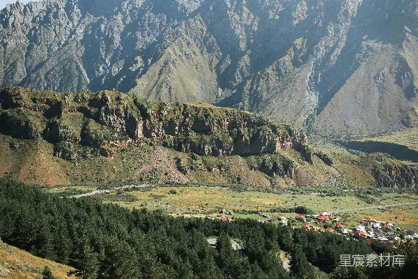 高清摄影 一个坐落在山谷中的村庄，四周环绕着群山。