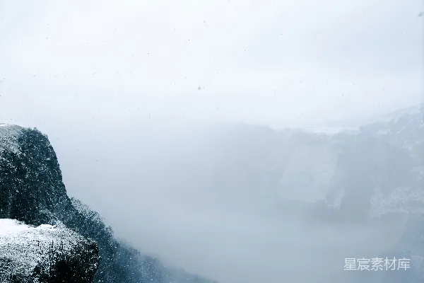 高清摄影 站在被雪覆盖的山顶上的人