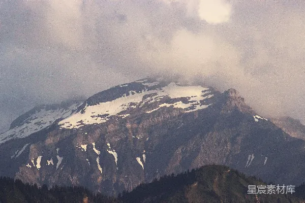 高清摄影 一座被云层覆盖的雪山