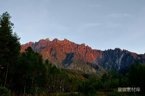 高清摄影 雄伟的山脉在日出的光辉中闪耀