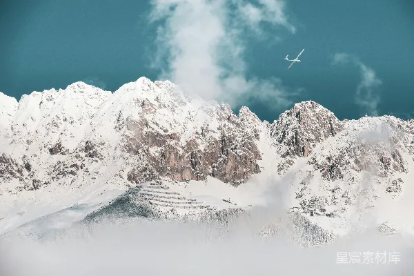 高清摄影 覆盖着积雪的山峰在蓝天白云下