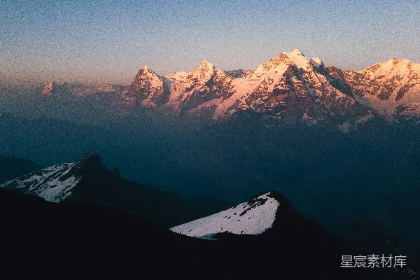 高清摄影 金光普照的雪山