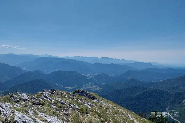 高清摄影 蓝山层叠，晴空万里。