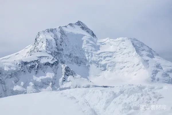 高清摄影 一座雪山，山顶高耸。