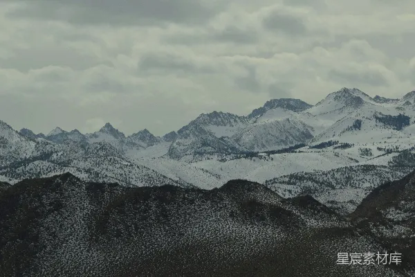 高清摄影 云层低垂下的雪山。